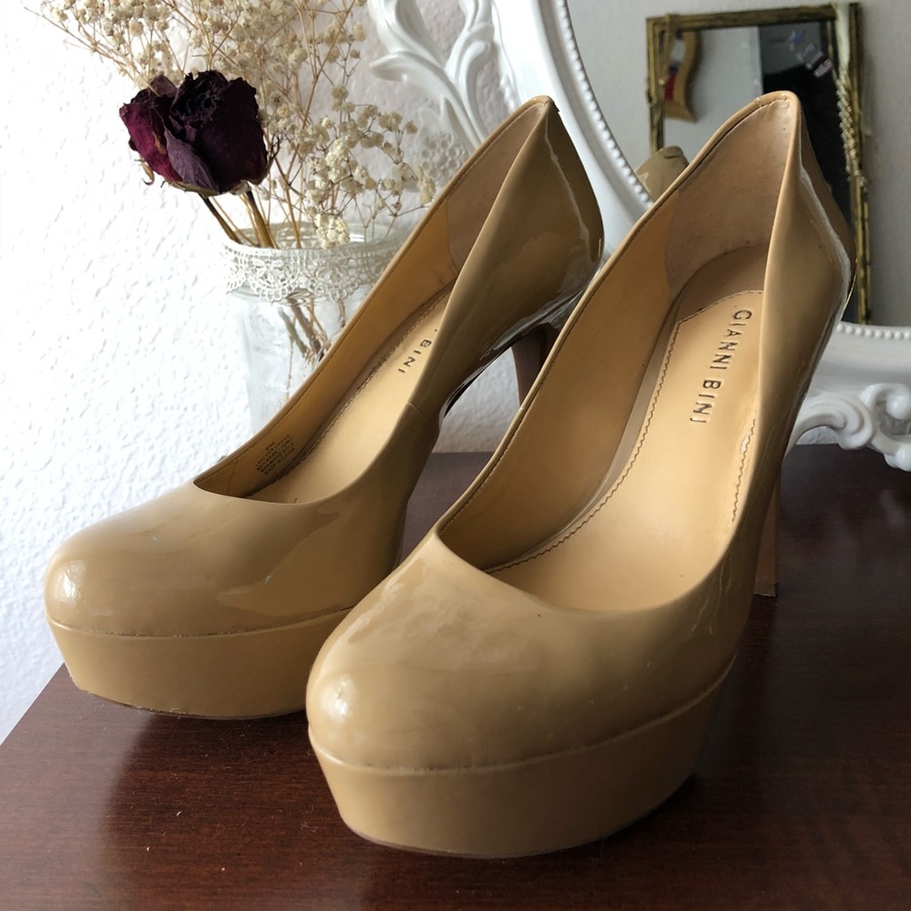 SOLD******Gianni Bini Nude Heels